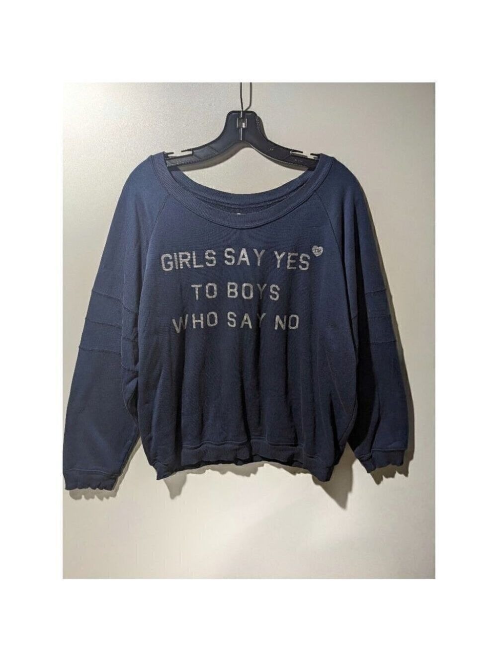 "Girls Say Yes" graphic sweatshirt in Navy